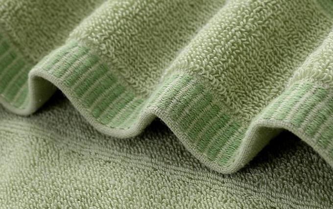 Le coton absorbant en deux parties a brodé des serviettes de plat pour les ensembles simples de cadeaux