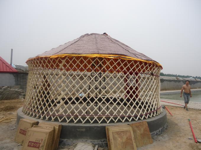 Toit en bambou adapté aux besoins du client de Polonais de tente de Yurt de mongolian avec 12 - 52 mètres carrés